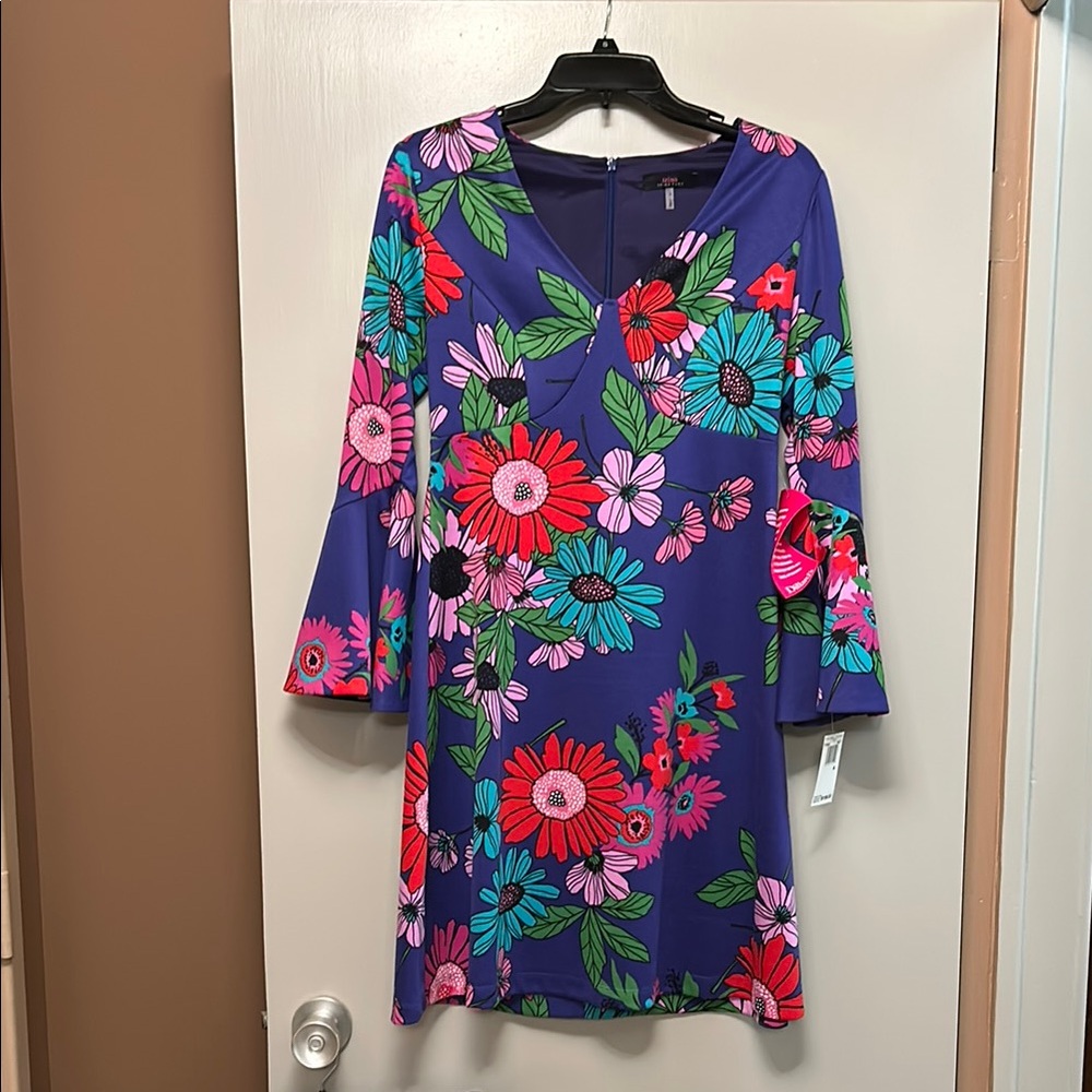 Multicolored tunic dress with v-neck 3/4 sleeves and graphic design